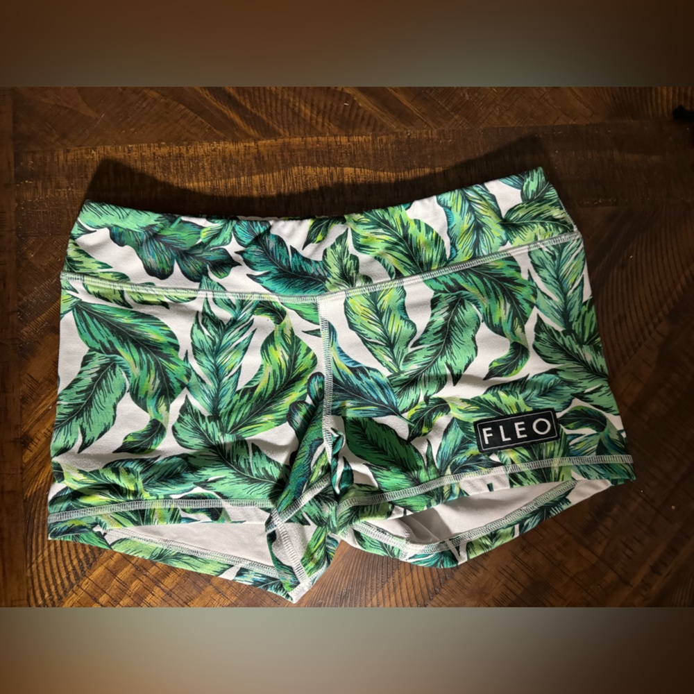 Fleo size M spandex workout shorts